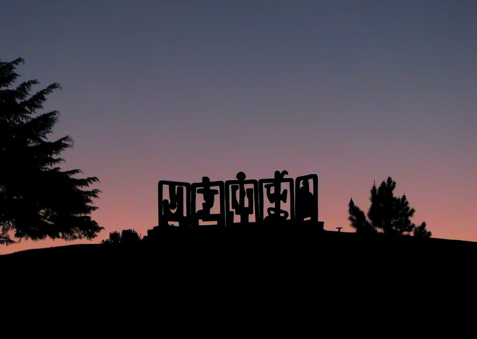 Escultura e paisagem ao pôr do sol no Museu Felícia Leirner