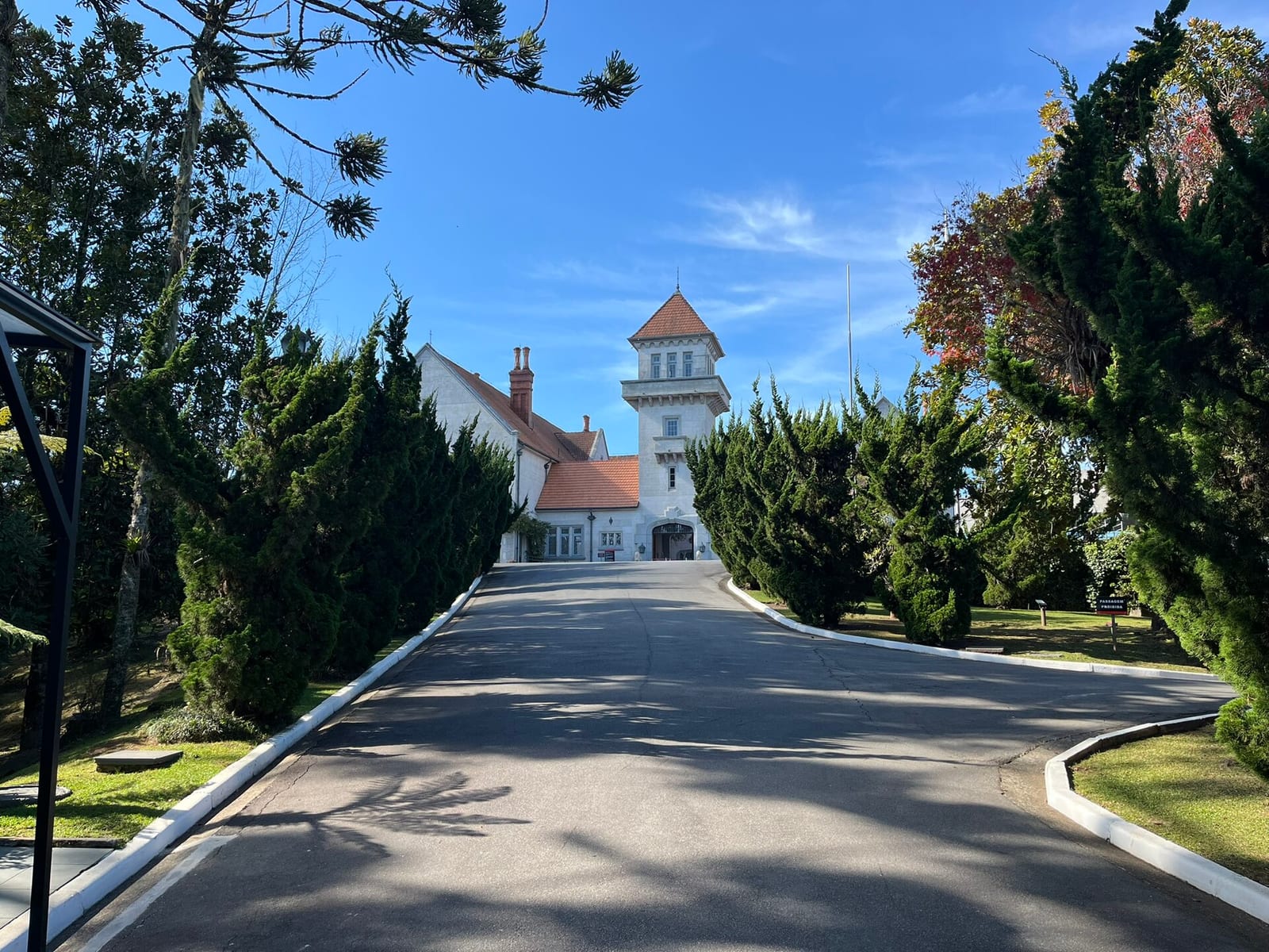 Entrada principal do Palácio Boa Vista em Campos do Jordão